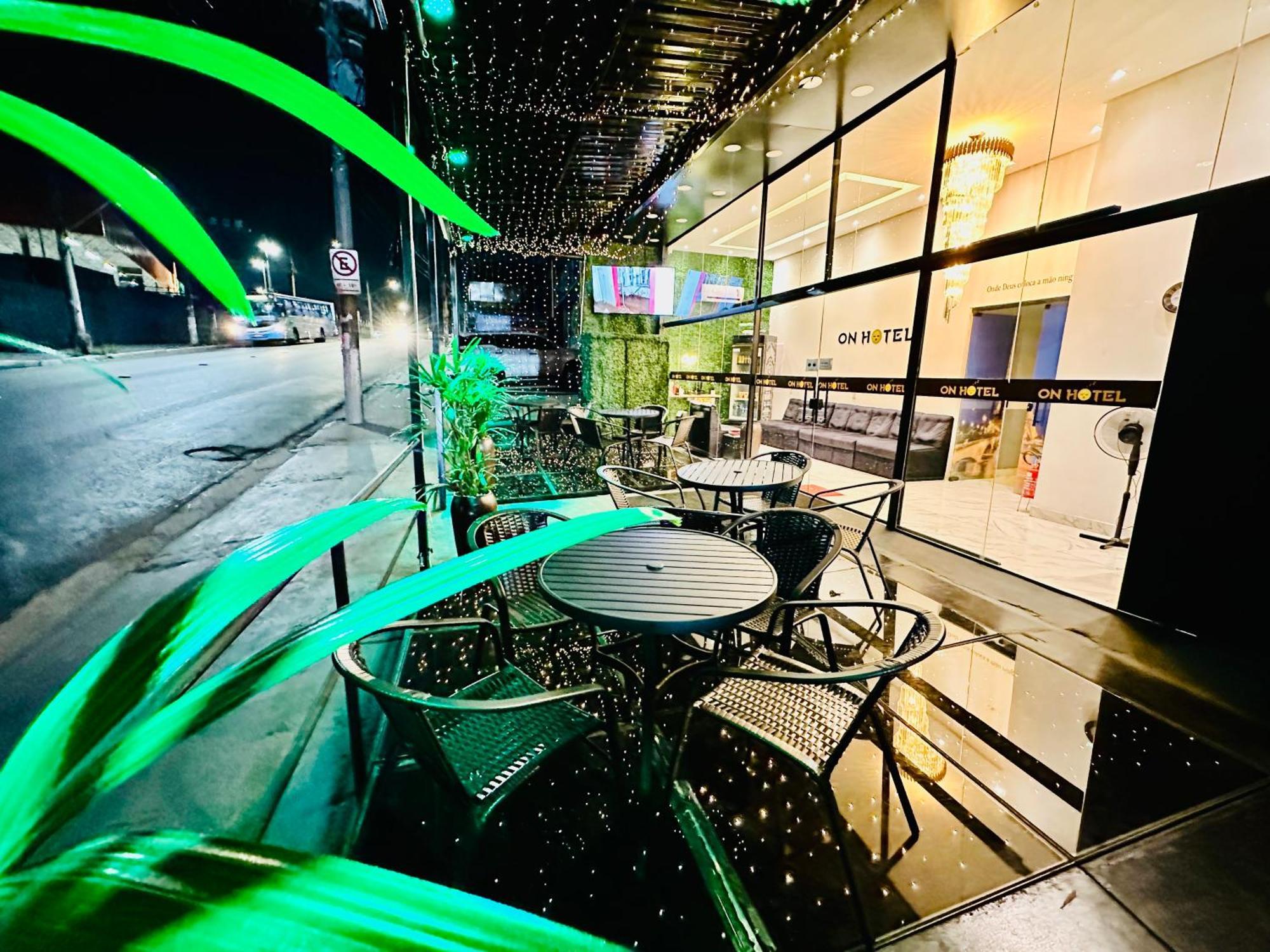 On Park Hotel E Estacionamento Traslado Γκουαρούλιος Εξωτερικό φωτογραφία