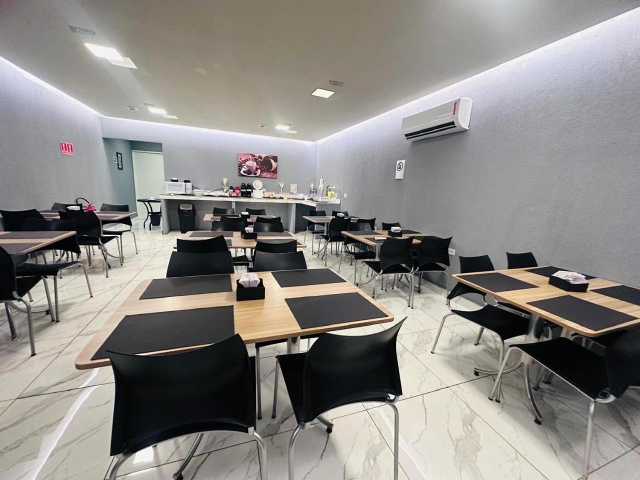 On Park Hotel E Estacionamento Traslado Γκουαρούλιος Εξωτερικό φωτογραφία